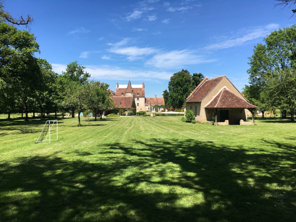 La chapelle et le parc du domaine